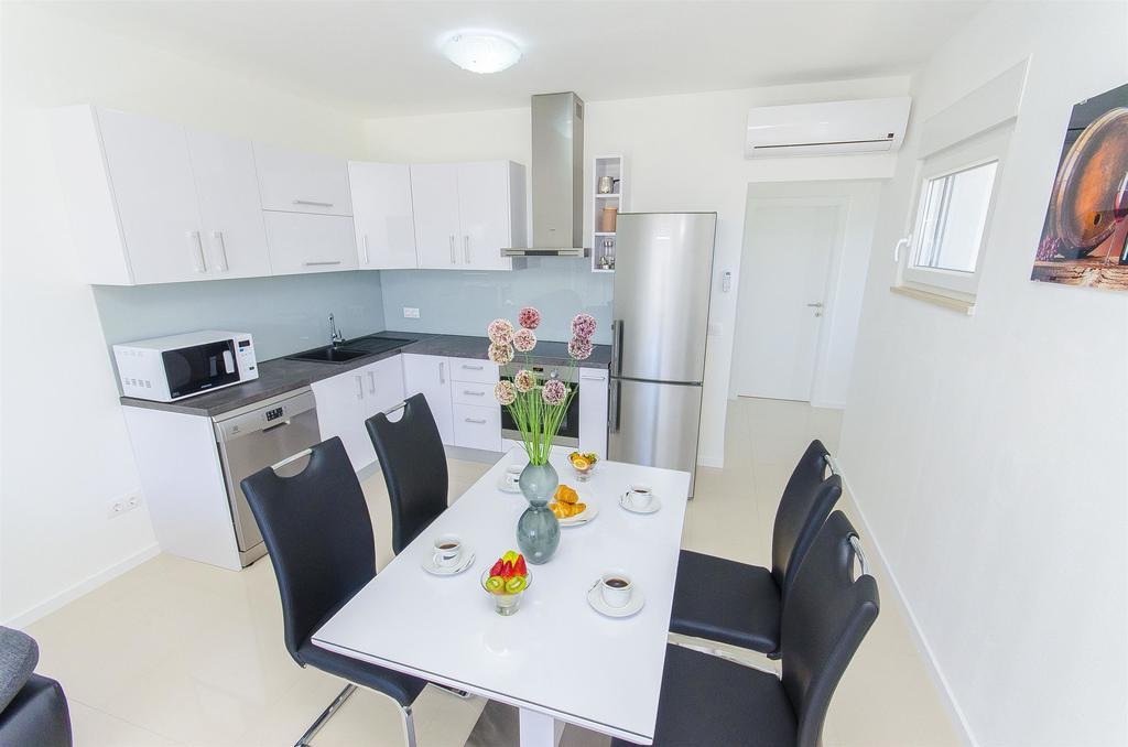 Apartments Villa V Vir Dış mekan fotoğraf